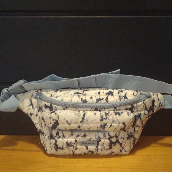 Reebok Large 2 Zip‎ Pocket  Abstract Blue and White Waist Bag Adjustable Strap - Picture 1 of 8